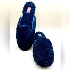 D🖤Ugg Slip On Black Fluffy Top Comfort Slippers Womens Size 9M Shoes